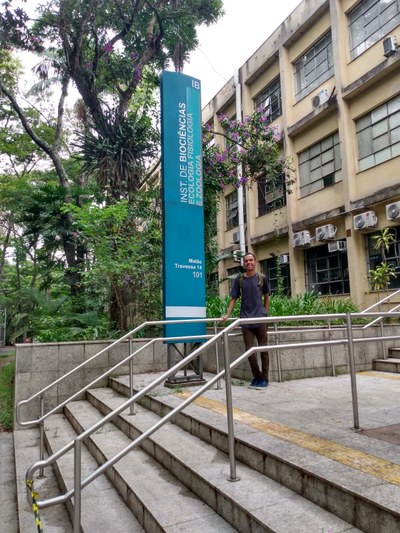 Gabriel na entrada do Instituto de Biociências 