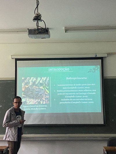 Gabriel apresentando projeto na USP