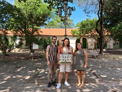 Eduarda Plech e os professores Willames Santana e Juliana Ferreira 